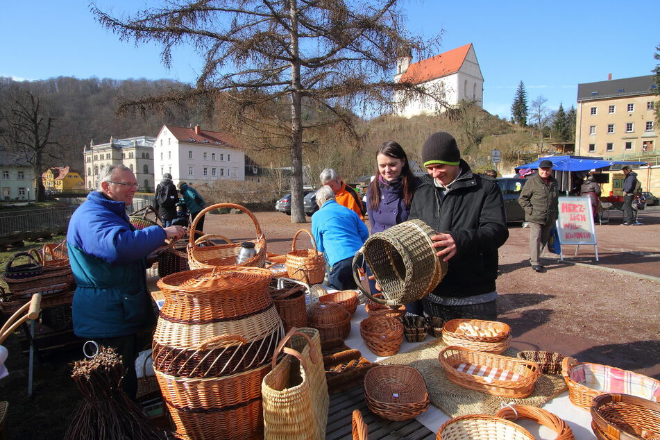 Auf dem Naturmarkt in Tharandt können am Samstag regionale Produkte gekauft werden. (Archivbild)
