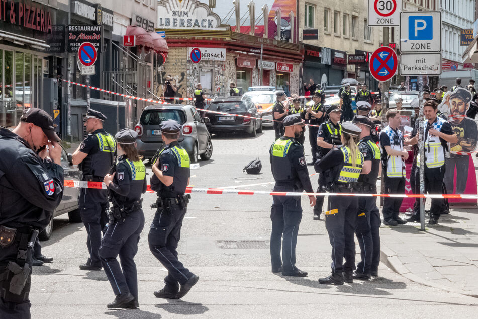 Die Polizei hatte nahe der Reeperbahn in Hamburg-St. Pauli den mit einem Schieferhammer und einem Molotowcocktail bewaffneten Mann angeschossen.