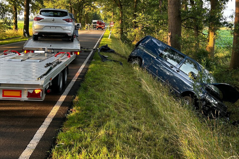 VW-Fahrer fährt in Gegenverkehr und verursacht schweren Unfall