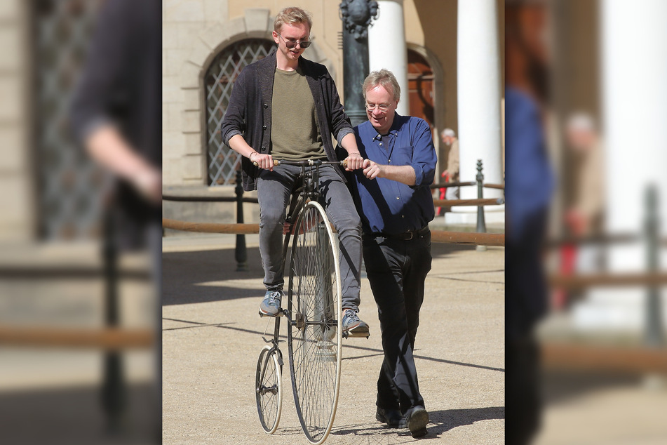 Ganz ohne Stütze geht es nicht: Matthias Kielwein (56, r.) gibt Lennart Zielke (26) eine Einweisung für das Hochrad.