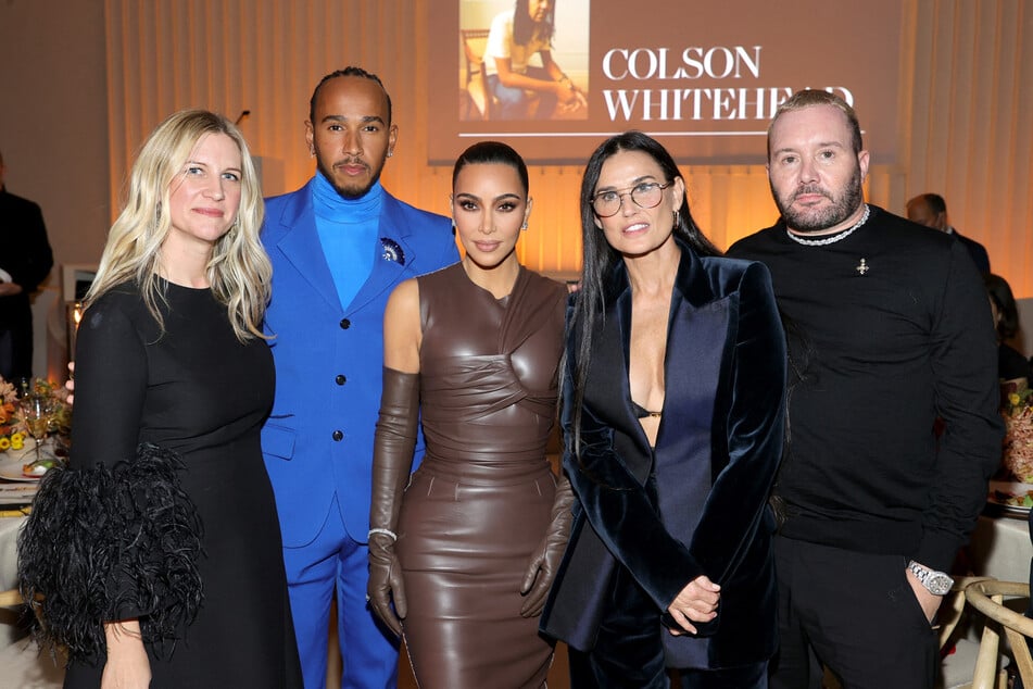 Lewis Hamilton (2.v.l.) und Kim Kardashian (M.) kennen sich bereits seit vielen Jahren. Hier zeigten sie sich 2021 gemeinsam bei einer Veranstaltung. (Archivfoto)