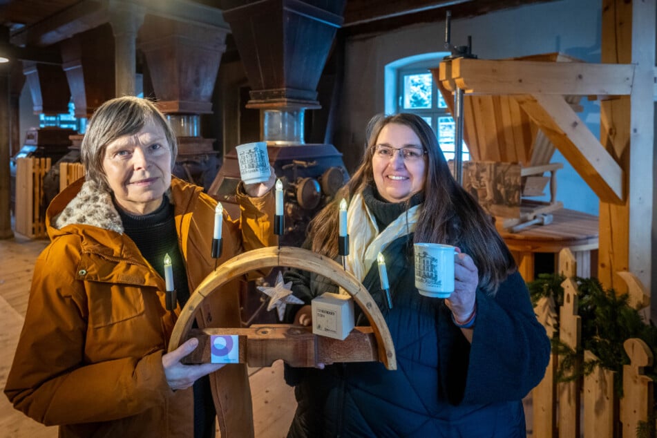 Brigitte Pfüller (l.), Katja Kühnrich und der Förderverein Karl Schmidt-Rottluff Chemnitz laden am ersten Advent zum 1. Weihnachts- und Kunstmarkt an der Mühle Schmidt-Rottluff ein.
