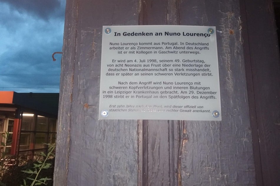 Unbekannte brachten eine Gedenktafel am Bahnhof in Gaschwitz an.