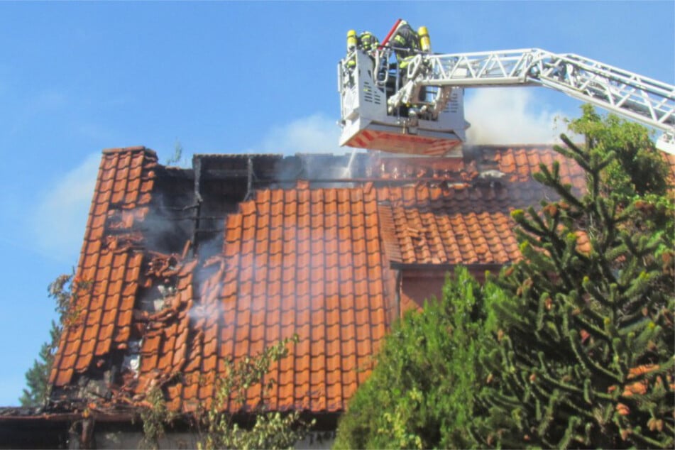 Die Flammen griffen von der Garage auf den Dachstuhl über.