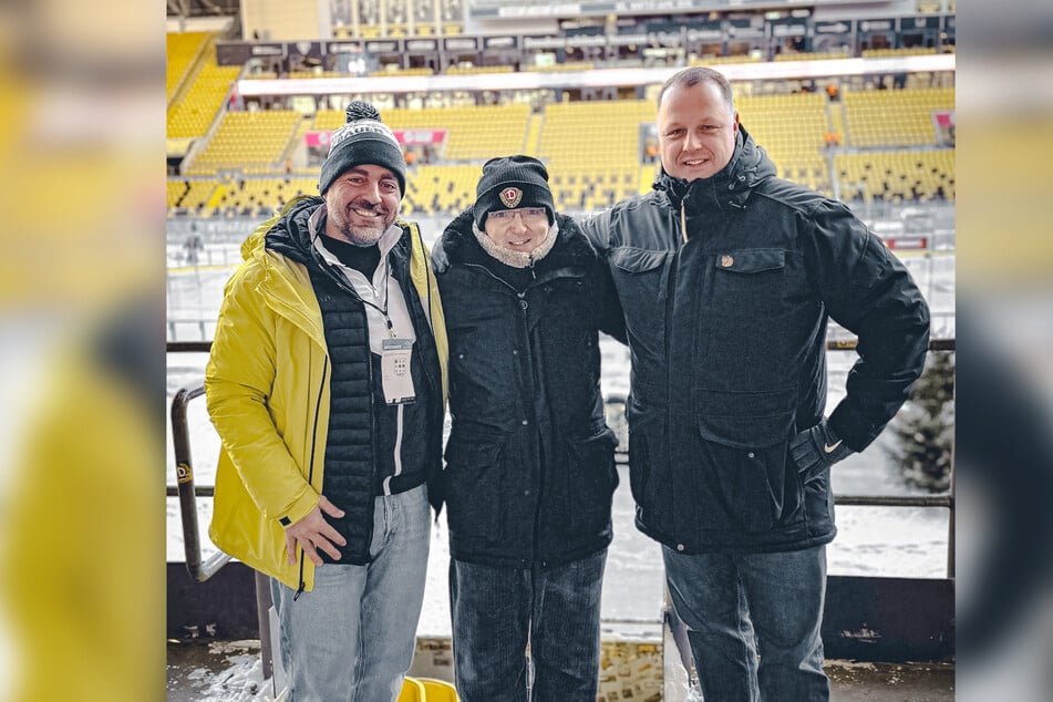 Thomas (42), André (46) und Sylvio (41, v.l.) vom Blindenradio von Dynamo Dresden kommentieren heute da Spiel für blinde Menschen und Menschen mit Sehbehinderung.