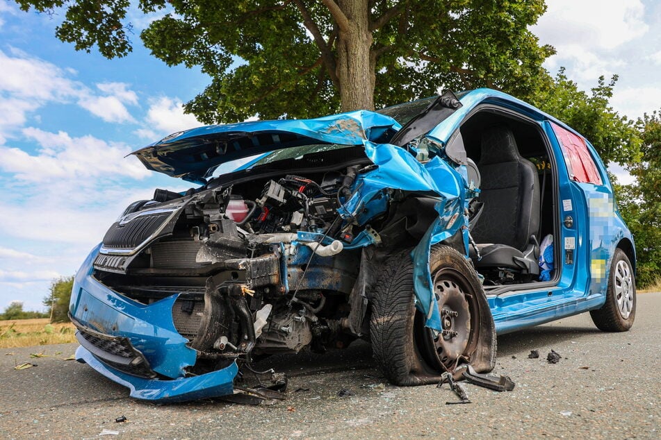 Heftiger Baum-Crash im Erzgebirge: Škoda-Fahrerin im Krankenhaus