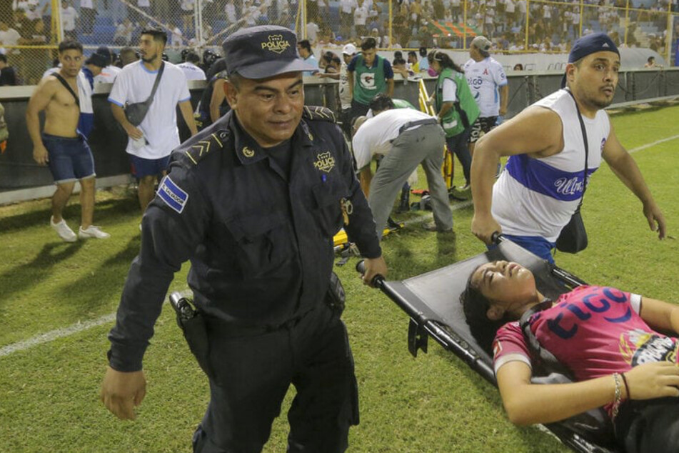 Massenpanik in Fußballstadion: Mindestens zwölf Tote