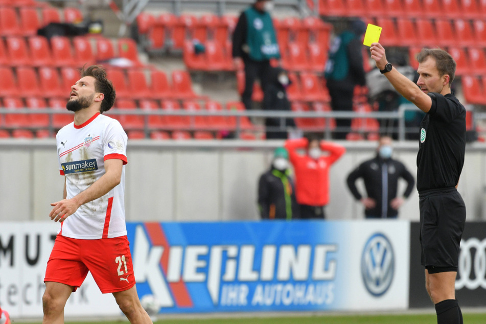 Marco Schikora (l.) konnte es nicht fassen, als ihm Schiri Florian Heft in der Nachspielzeit die Gelbe Karte zeigte.