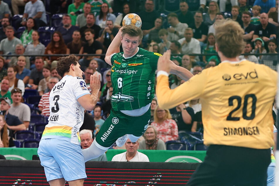 "Wir müssen jedes Spiel als Finalspiel angehen", sagt Leipzigs Fritz-Leon Haake (22, M.) nach der Niederlage im mitteldeutschen Derby. (Archivfoto)