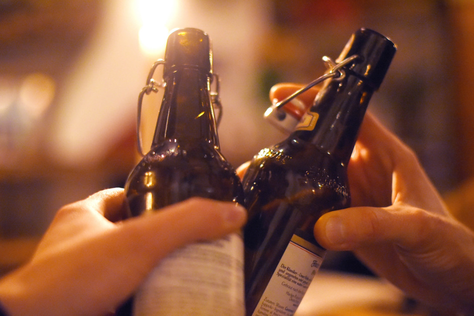 Künftig darf auch wieder in Bars in Bayern angestoßen werden. (Symbolbild)