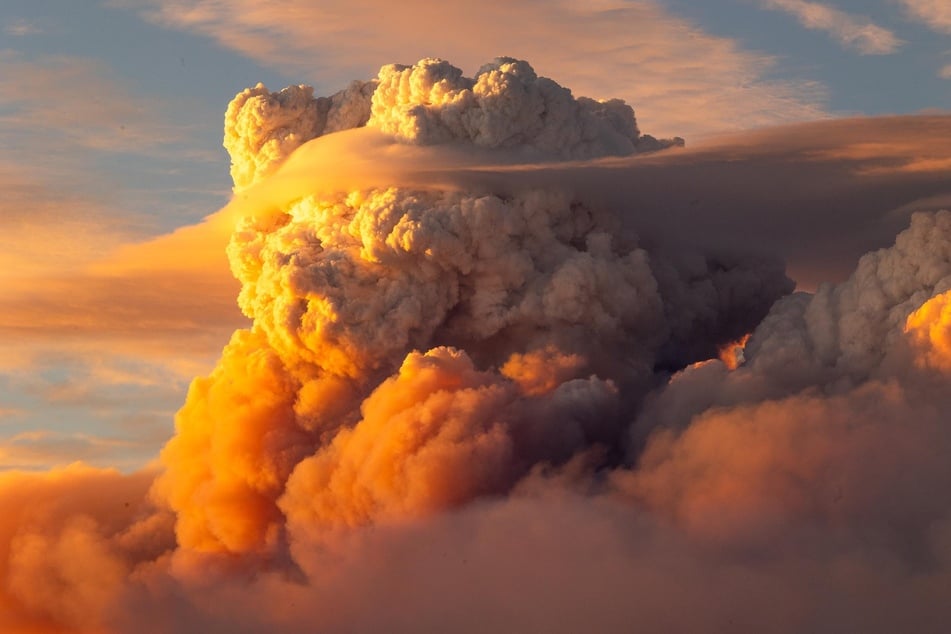 Durch die enorm hohen Temperaturen sind bereits Pyrocumulus-Wolken entstanden.