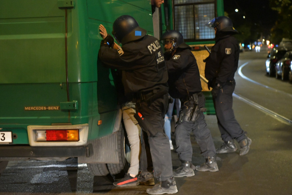Die Polizei nimmt einen Verdächtigen fest.