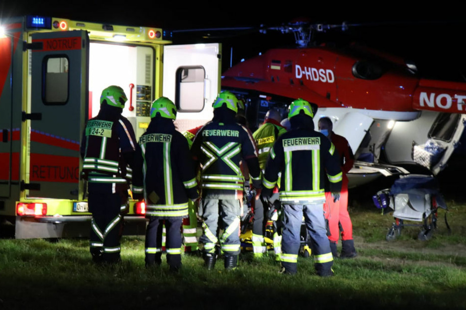 Einer der Schwerverletzten wird für den Transport in einem Rettungshubschrauber vorbereitet.