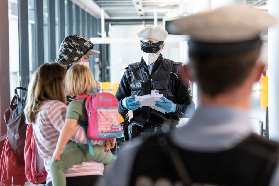 Die Bundespolizei kontrolliert am Flughafen Frankfurt am Main Reisende, die zuvor mit einem Flug aus Palma de Mallorca nach Deutschland zurückgekehrt waren.