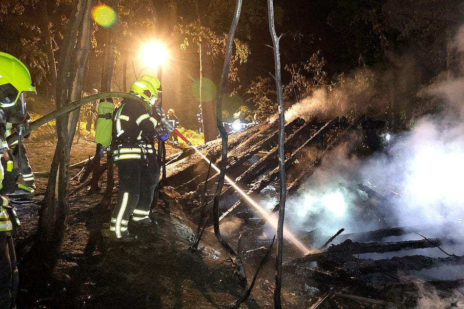 In Chemnitz-Harthau brannte ein Schuppen ab und beschädigte dabei noch eine größere Waldfläche.