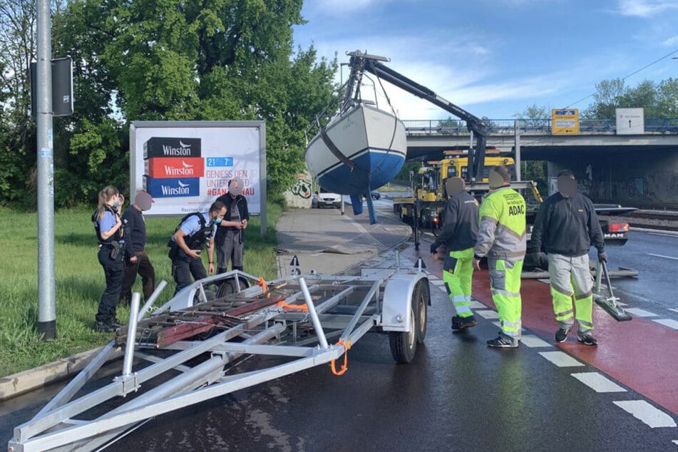 Die Bergung der Yacht dauerte mehrere Stunden an.