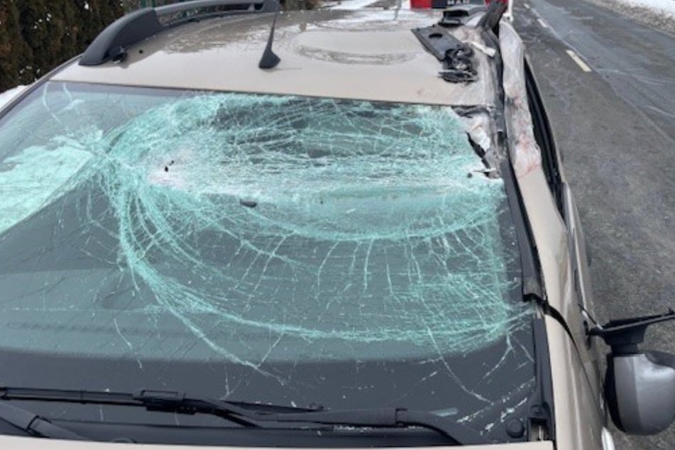 Lkw-Tür klappt während der Fahrt auf - Dacia-Fahrerin verletzt