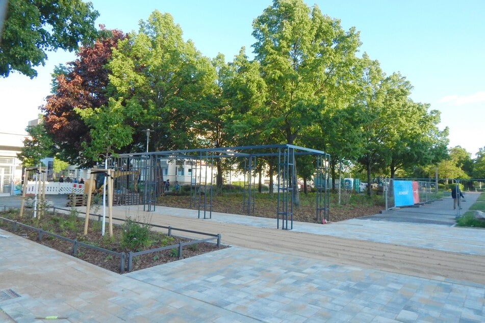 Im Frühsommer soll der Platz am Vorwerk in Paunsdorf nach Umgestaltung fertig sein. Bisher traf sich hier überwiegend die Trinkerszene. Das soll sich ändern.