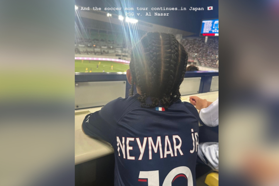 Saint West (7) sieht seinem Idol beim Spiel Paris Saint-Germain gegen Al-Nassr zu.