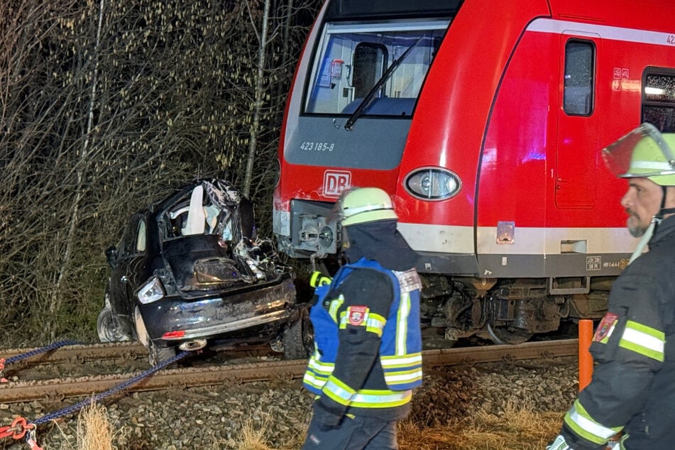 Die Frau (†53) hatte offenbar die Warnlichter am Bahnübergang nicht gesehen.
