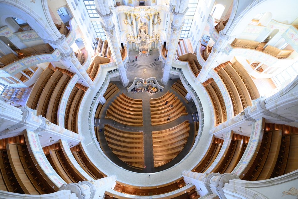 Tischler arbeiten an den Kirchenbänken in der Frauenkirche. Die Frauenkirche ist vom 11. bis 16. Januar 2021 für die alljährlichen Wartungsarbeiten geschlossen.