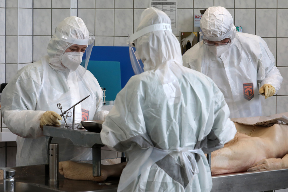 Ein Covid-19 Verstorbener wird im Sektionssaal der Universitätsmedizin Rostock obduziert.