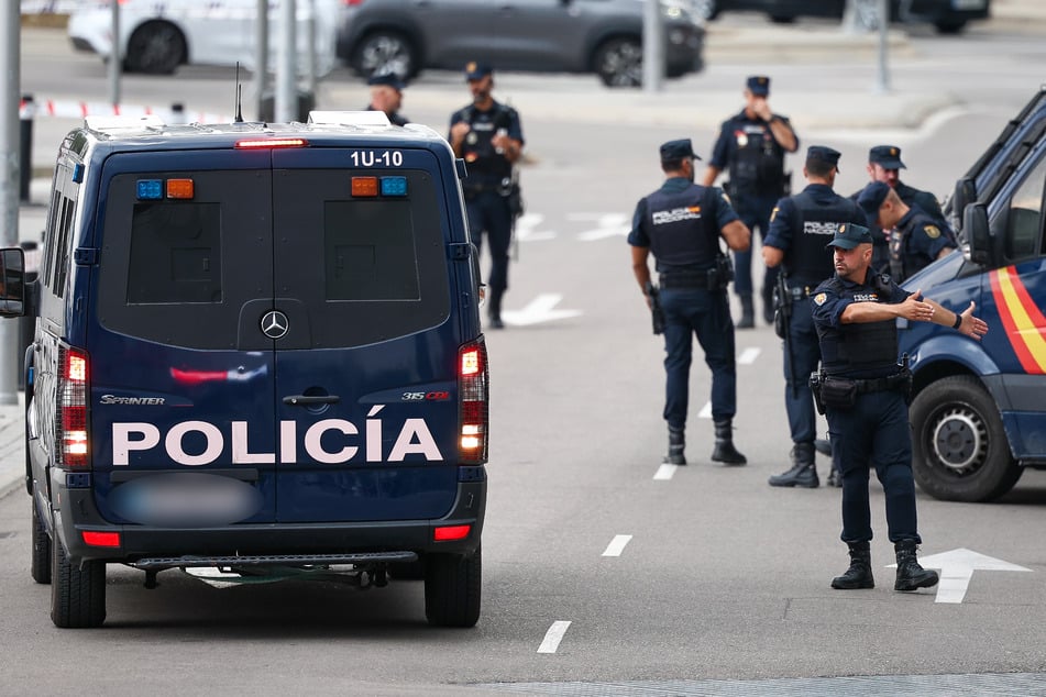 Die spanische Nationalpolizei nahm 37 Menschen fest, die beschuldigt werden, über 160 Frauen sexuell ausgebeutet zu haben.