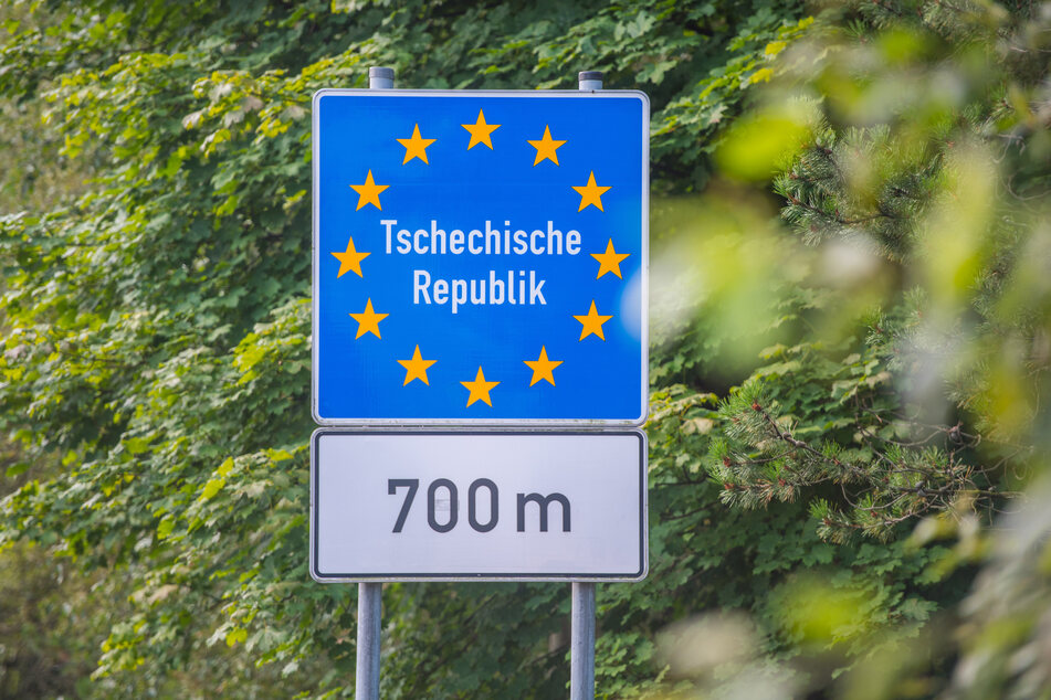 Der Flüchtlings-Transporter kam von Tschechien nach Deutschland. An der Grenze in Reitzenhain wollte die Polizei das Fahrzeug kontrollieren.