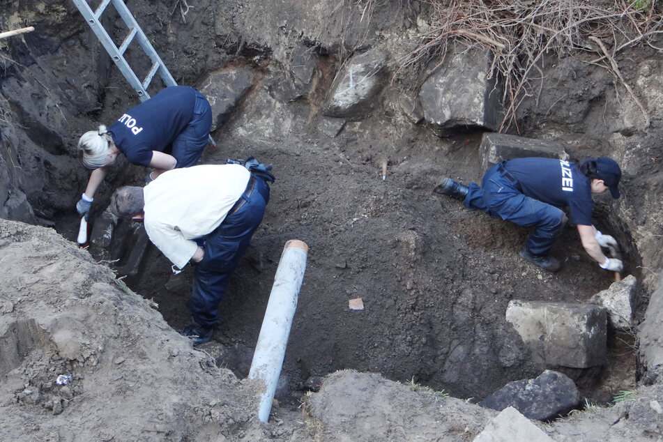 Beamte graben auf dem Grundstück eines früheren Friedhofgärtners nach Beweisstücken. (Archivbild)