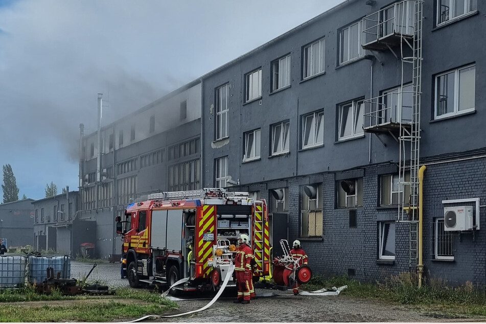 Gebäude auf Firmengelände steht in Brand: 120.000 Euro Schaden!