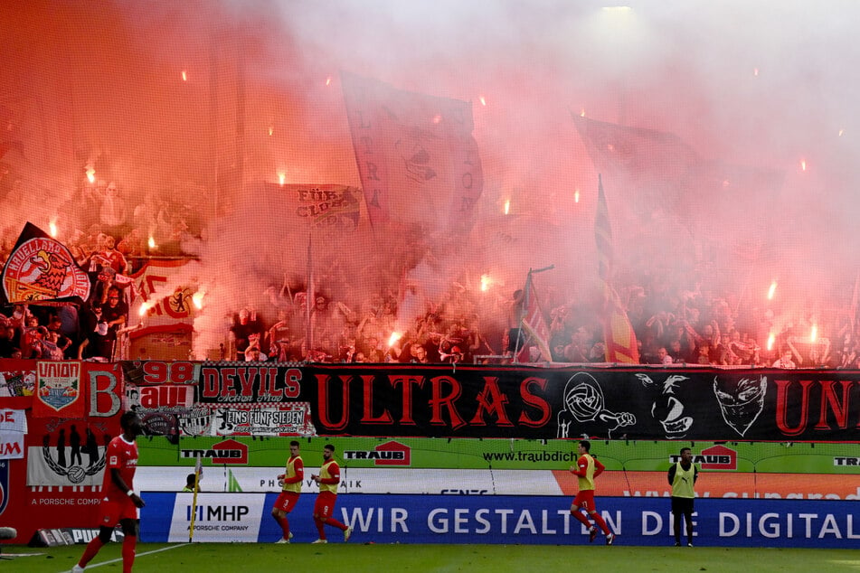 Beim Spiel in Heidenheim brannten die Berliner 60 bengalische Feuer ab.