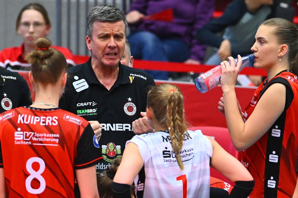 Der 57-jährige Cheftrainer schaut nur von Spiel zu Spiel.