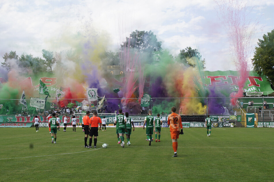 Die Fans der BSG Chemie Leipzig sorgten mit vielen Farben für die passende Atmosphäre zum Saisonauftakt.