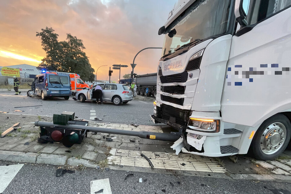 Unfall auf dem Ring 2: Lastwagen rammt Kleinbus