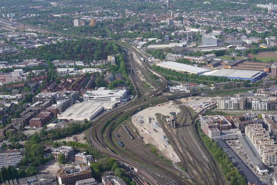 Blick auf den Diebsteich und die neue Mitte Altona.