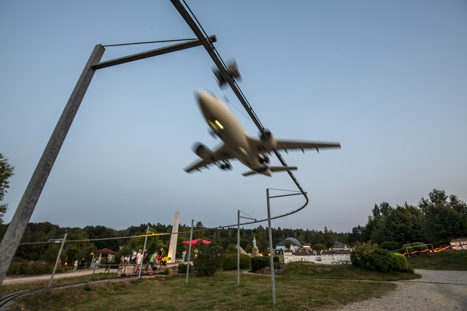 Start zum Nachtflug: Fast 500 Nachtschwärmer genossen die Miniwelt in der Dunkelheit.