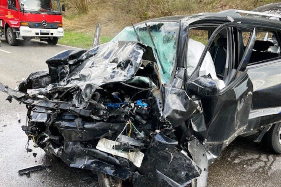 Auto gerät in Gegenverkehr: Tödlicher Unfall bei Idar-Oberstein