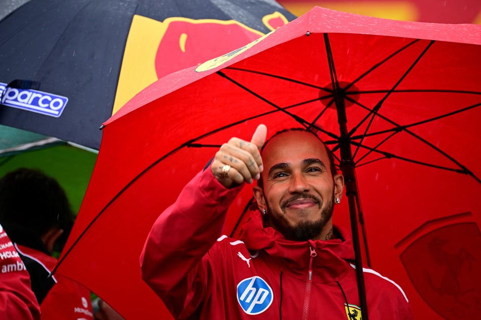 Daumen hoch bei Lewis Hamilton (40): Der Ferrari-Fahrer holte in Singapur seinen nächsten Formel-1-Rekord.