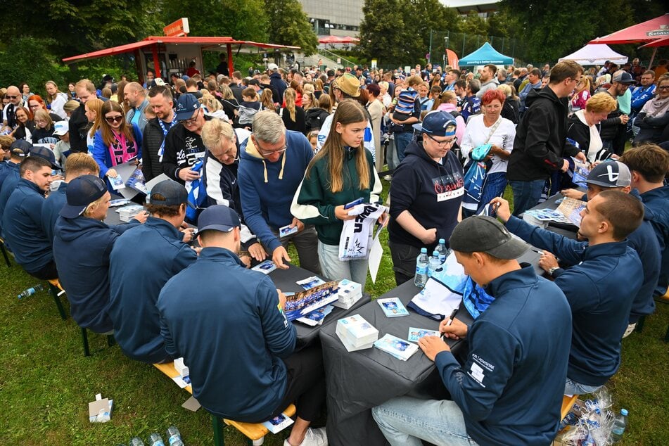 Fan-Ansturm bei der Saisoneröffnung. Die Autogramme der ersten DEL-Mannschaft der Geschichte waren gefragt.