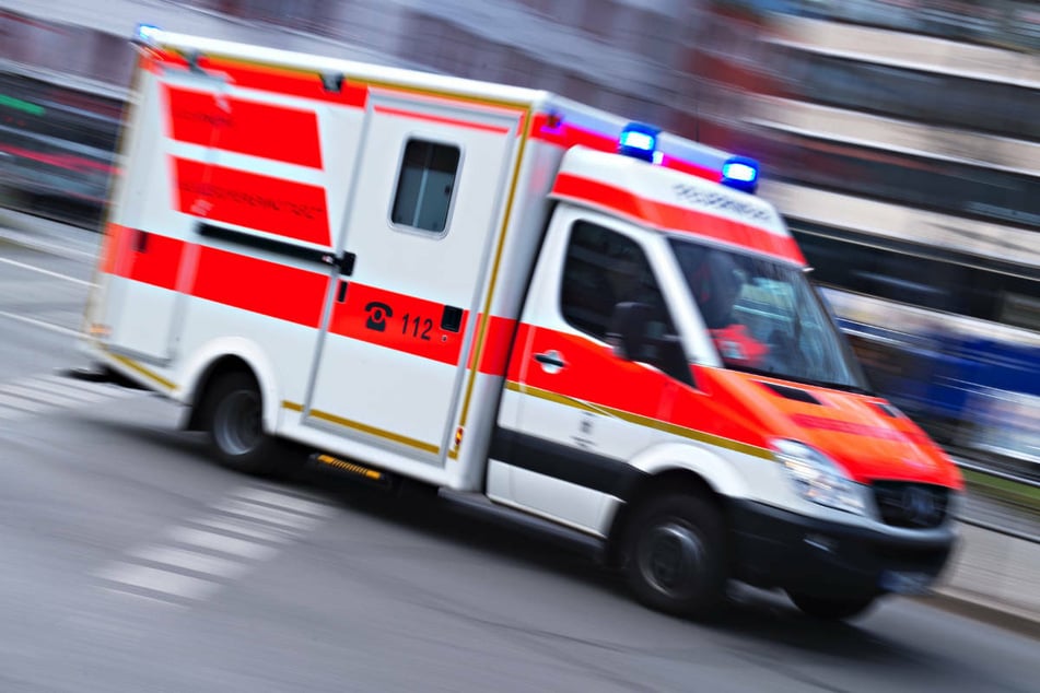 Der 57-jährige Unfallverursacher musste vom Rettungsdienst mit schweren Verletzungen ins Krankenhaus gebracht werden. (Symbolfoto)