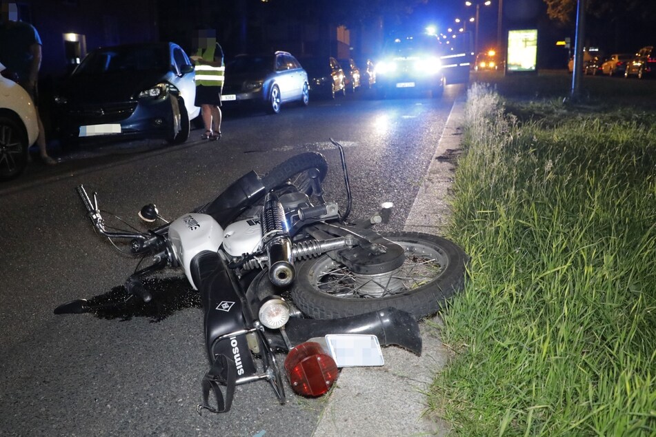 Das Moped wurde am Dienstagabend von einem Opel erfasst. Die Fahrerin kam verletzt ins Krankenhaus.