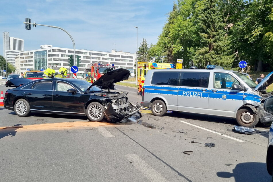 Dieser Aufprall war heftig. Der illegale Fahrer des Landtags-Audi hatte offenbar das Blaulicht des Polizei-Busses übersehen und dessen Martinshorn überhört.