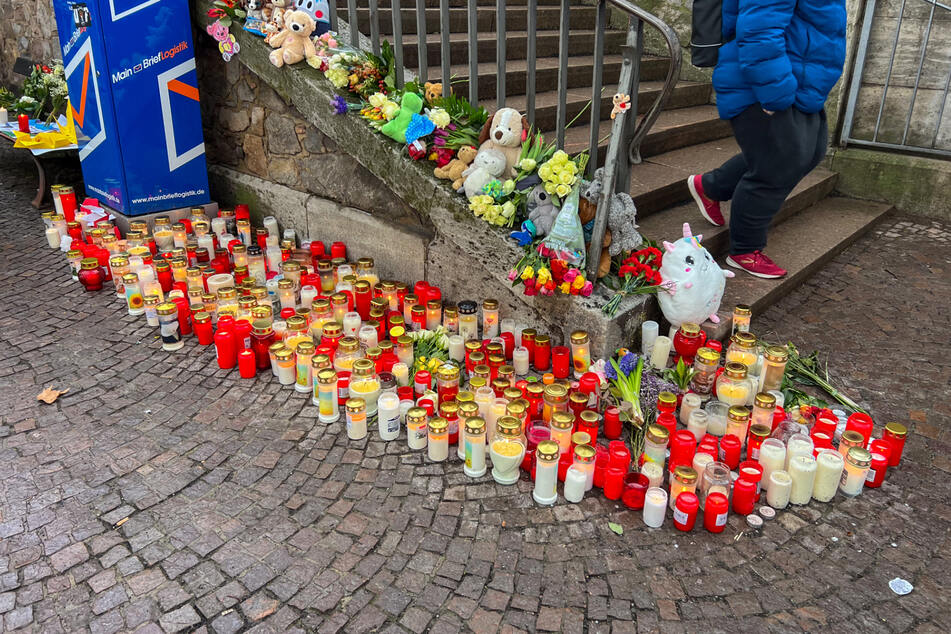 An einigen Stellen im Schöntal-Park gedenkt man mit Kerzen, Blumen oder Kuscheltieren an die verstorbenen Opfer der tödlichen Messerattacke von Aschaffenburg.