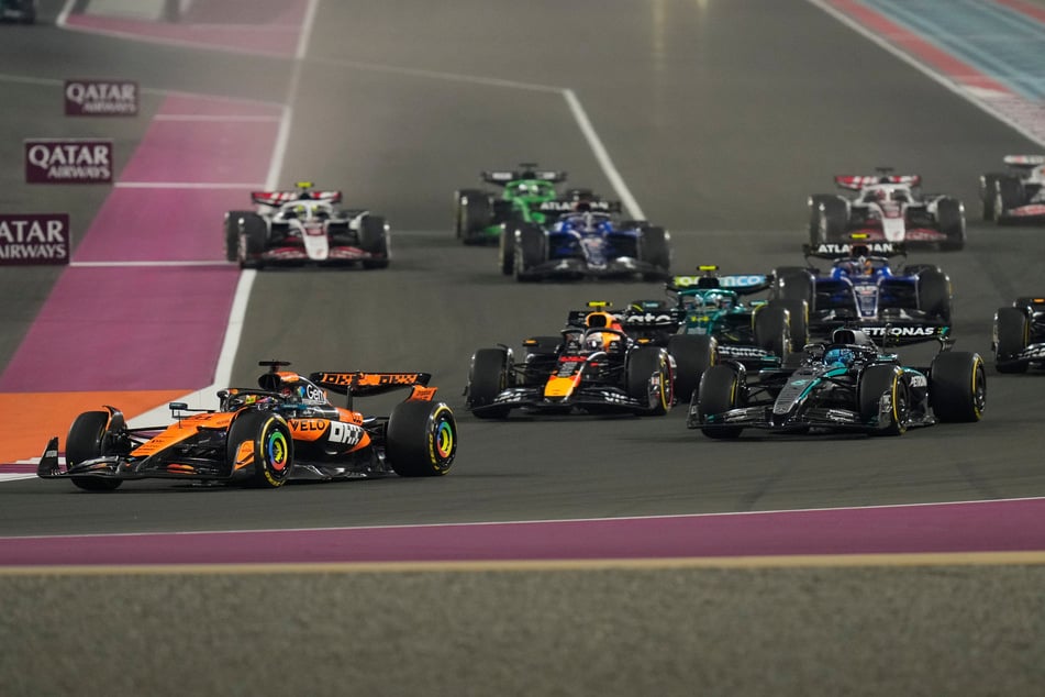 Zog im Sprintrennen von Katar allen davon: McLaren-Pilot Oscar Piastri (24, links).