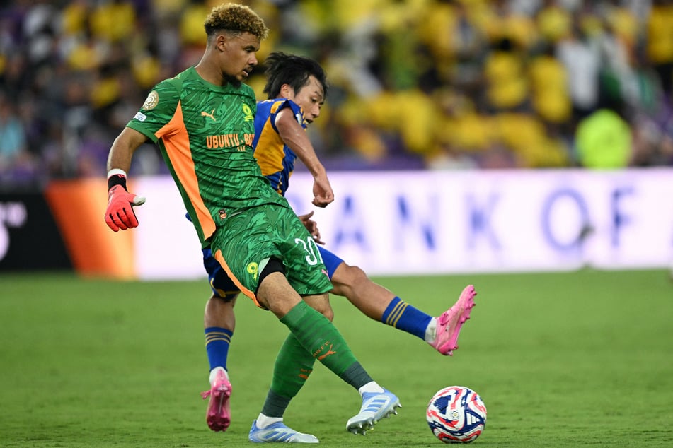 Sundowns-Keeper Ronwen Williams (33, l.) wurde das erste "Opfer" der neuen Regel.