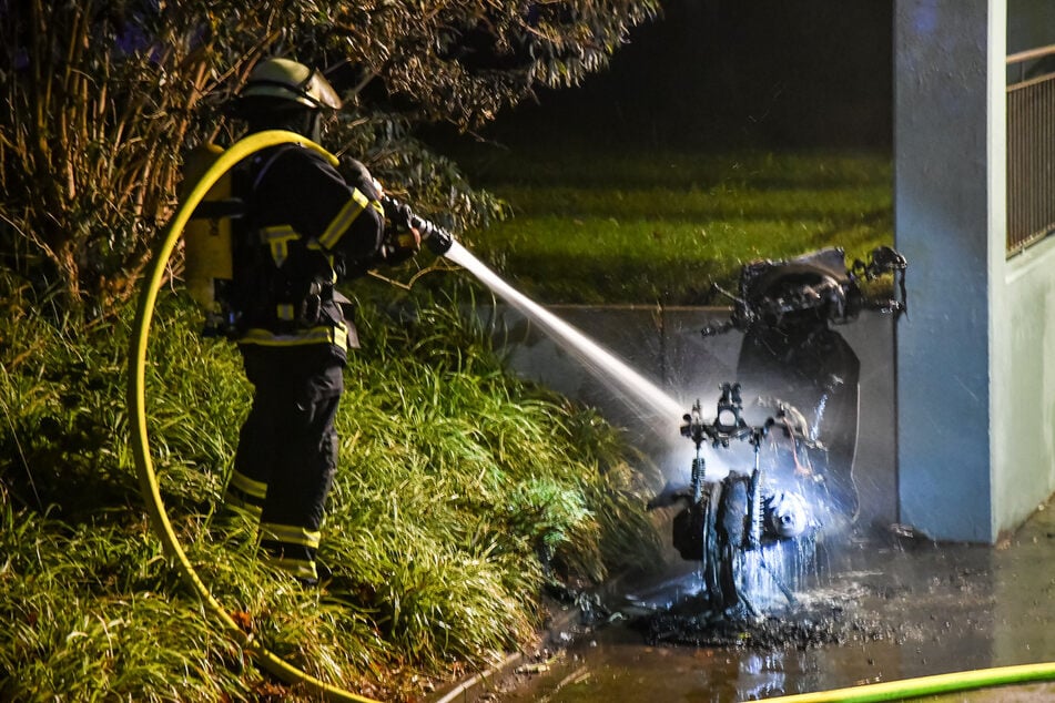 Hamburg: Brandstiftung? Motorrad im Hamburger Osten abgefackelt