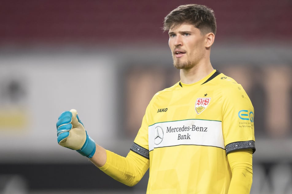 Stuttgarts Torwart Gregor Kobel gestikuliert. Ob er beim Spiel antreten kann, ist noch unklar.