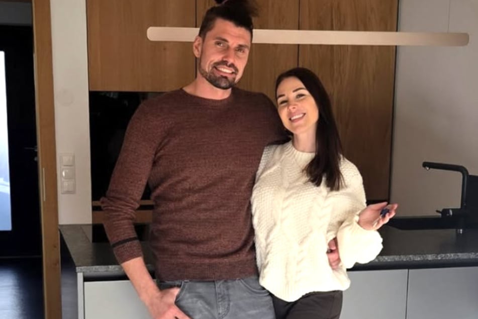 Das "Bauer sucht Frau"-Paar Peter (34) und Alisa (27) haben ein neues Zuhause in Österreich bezogen.