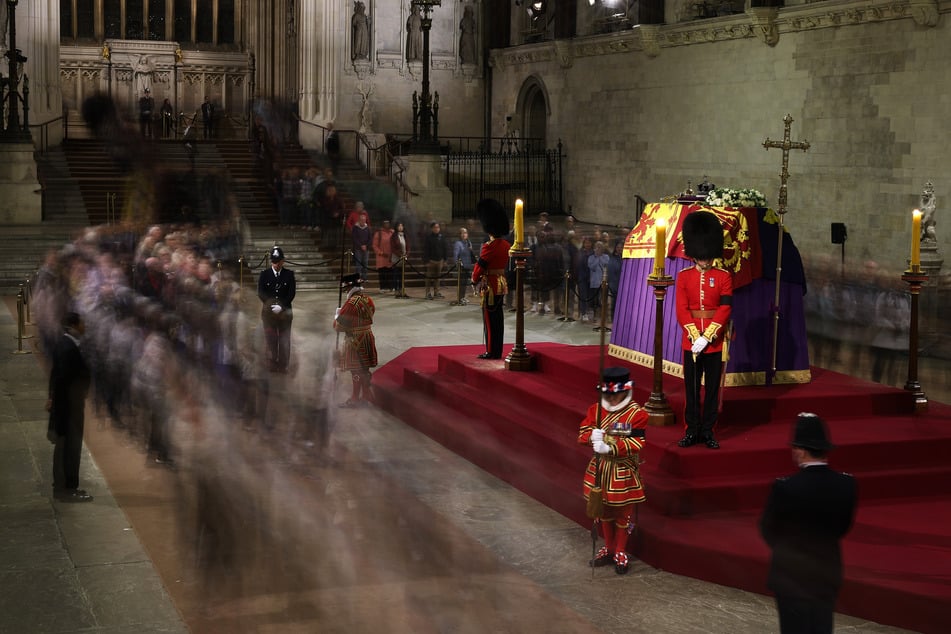 Der Sarg von Königin Elizabeth II. ist auf dem Katafalk in der Westminster Hall im Londoner Palace of Westminster aufgebahrt.