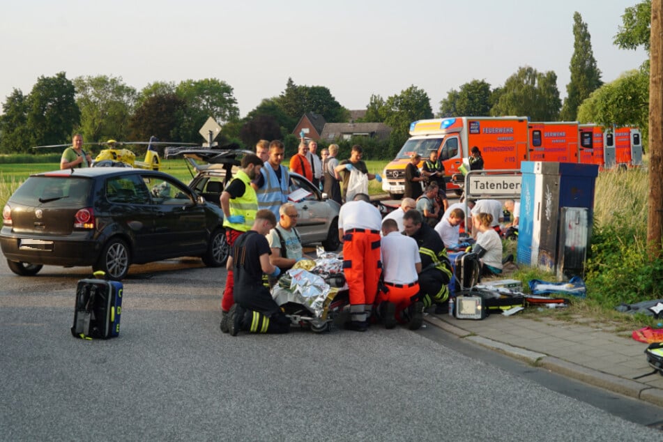 Bei einem Unfall in Hamburg-Spadenland sind am Sonntagabend sieben Menschen verletzt worden, darunter zwei Jugendliche.